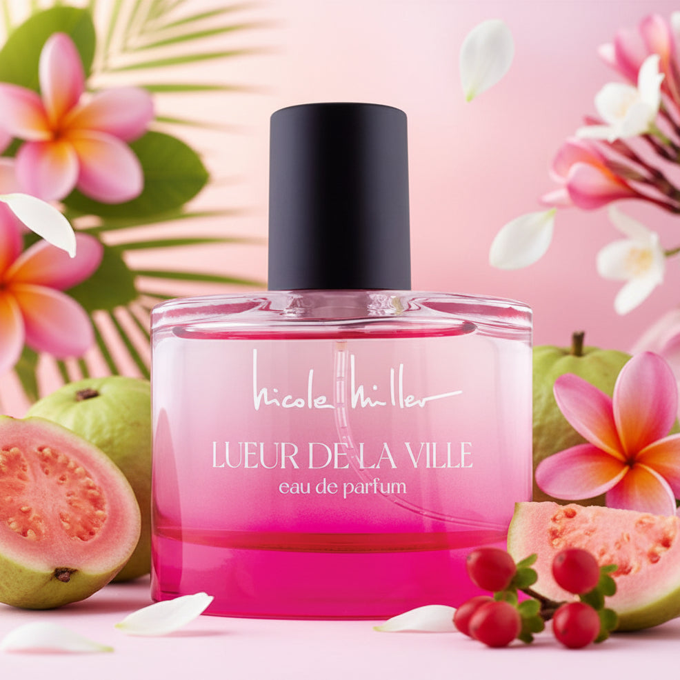 Bouteille de parfum rose avec un bouchon noir et le texte 